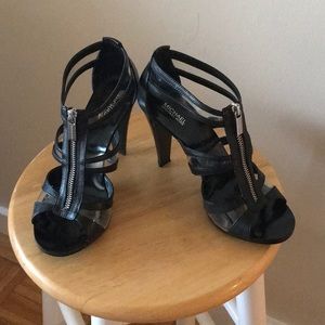 MK black front zipper pumps